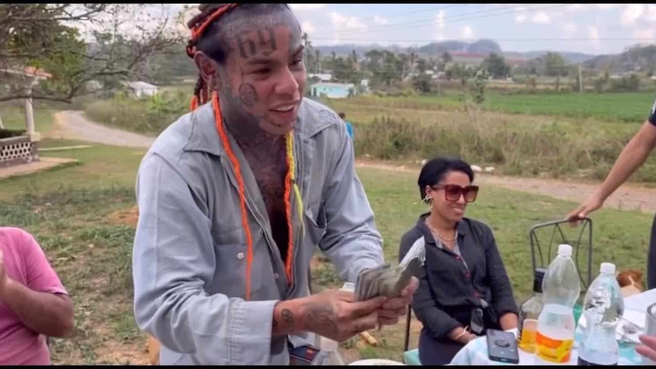 porque el cantante tekashi 69 regala su dinero